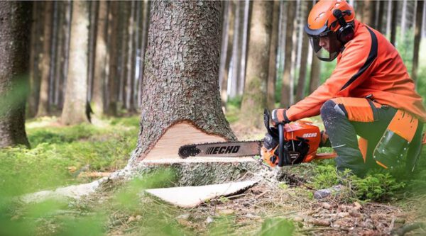 echo-chainsaw-rear-handle-cs-7310sx-in-use-2-853x474 Mootorsaag Echo CS-7310SX/50RU X-Series