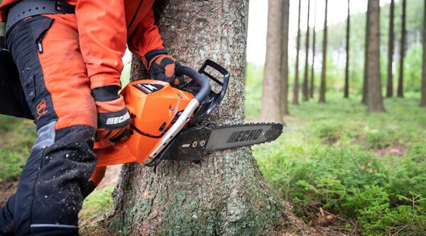 echo-chainsaw-rear-handle-cs-7310sx-in-use-4 Mootorsaag Echo CS-7310SX/50RU X-Series