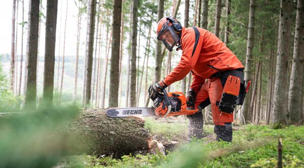 echo-chainsaw-rear-handle-cs-7310sx-in-use Mootorsaag Echo CS-7310SX/50RU X-Series