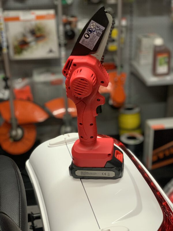 IMG_8112 Akuoksasaag 18.5V - punane (komplekt aku ja laadijaga)