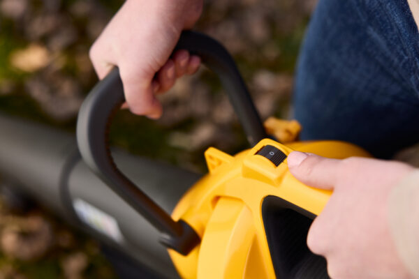 STIGA AKULEHEPUHUR-IMUR VS 100e Kit (komplekt 2 akuga + akulaadija)