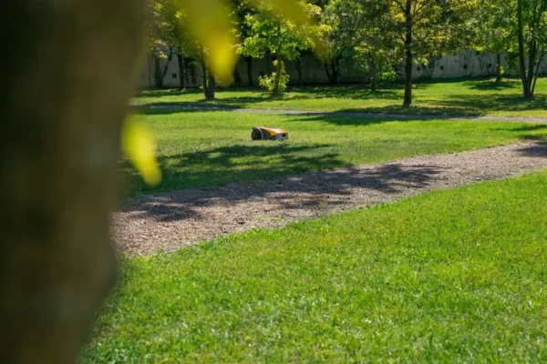 6101bf470a3d7bd35230bd11bae9052198087252_A1500_2R7102028ST1_amb05.jpg Robotniiduk STIGA A7500 | 9000M² (kaablivaba)